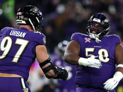 Ravens' 355-pound lineman snags interception to clinch division title in victory vs. Browns